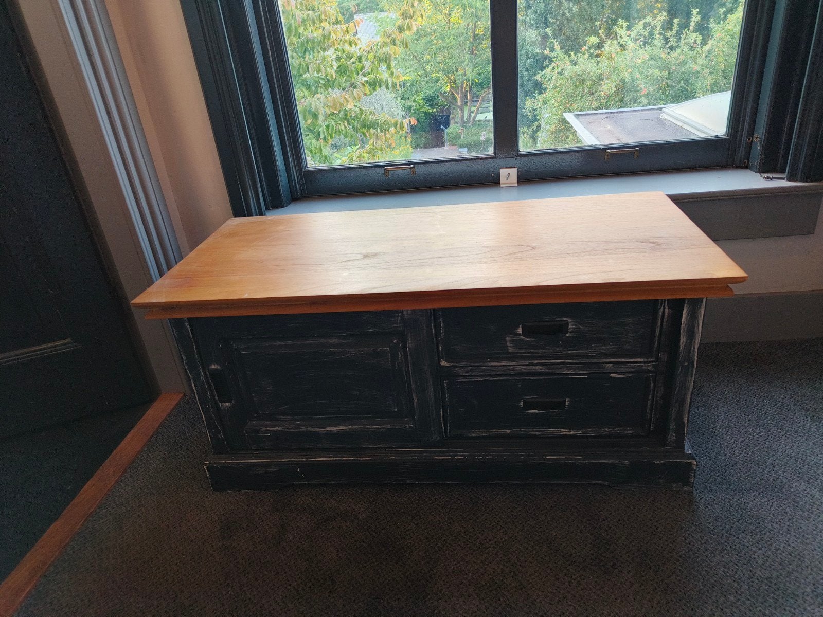 Grijs dressoir / tv meubel met houten blad en lades, Huis en Inrichting, Kasten | Televisiemeubels, Ophalen, Gebruikt, 100 tot 150 cm