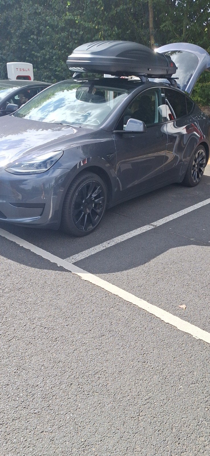 Tesla Model Y Dakrails + Dakkoffer (2019-2024) te huur, Ophalen, Zo goed als nieuw