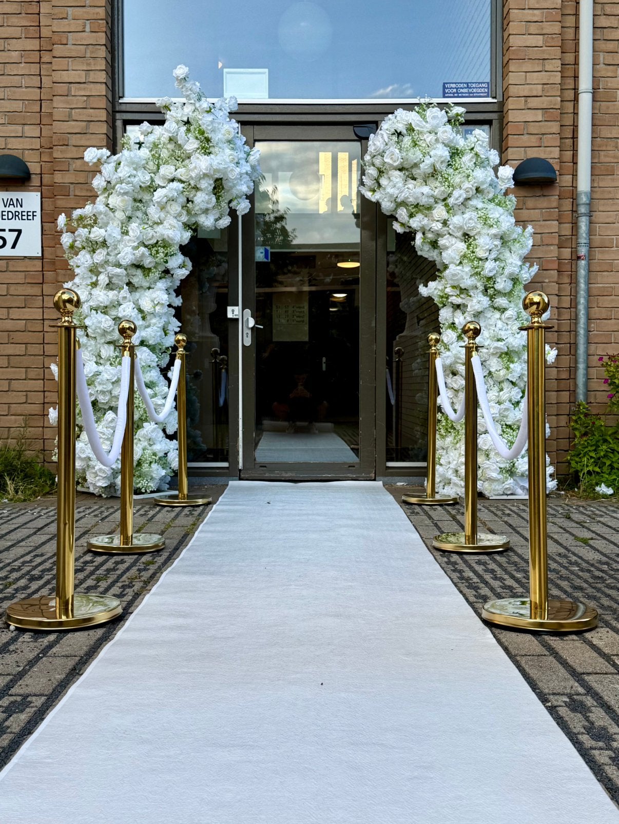 Bloemenboog met gipskruid, Ophalen