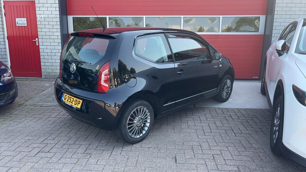 Volkswagen Up! 1.0 high up! BLUETOOTH / NAVI / ELEK RAMEN /, Auto's, Voorwielaandrijving, Euro 5, Stof, Gebruikt