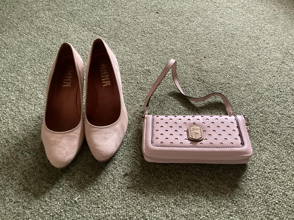 Zalm kleurige suède pumps met bijpassende tas, Ophalen of Verzenden, Gedragen, Overige kleuren, Pumps