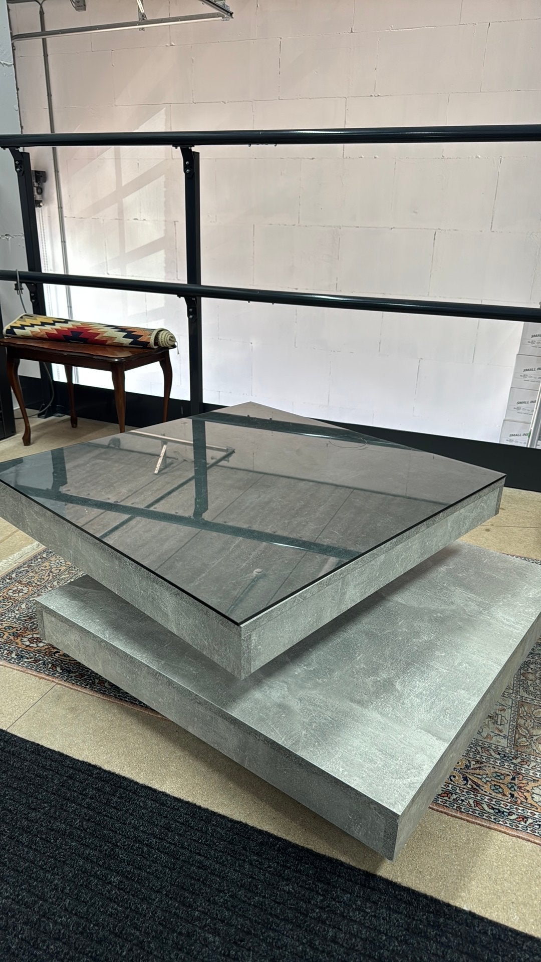 Houten salontafel met glas, 2 platformen (draaiend), Huis en Inrichting, Tafels | Salontafels, Ophalen, 100 tot 150 cm, 50 tot 100 cm
