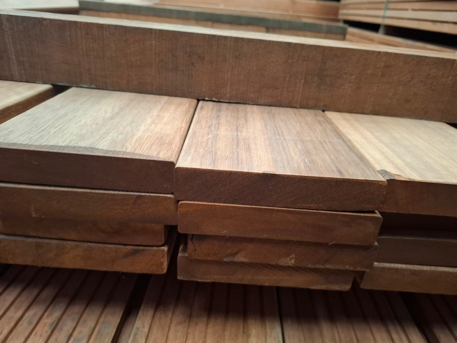 restpartij hardhout vlonderplanken 34 st 395 cm bezorgen mog, Ophalen, Planken, Nieuw, Hardhout