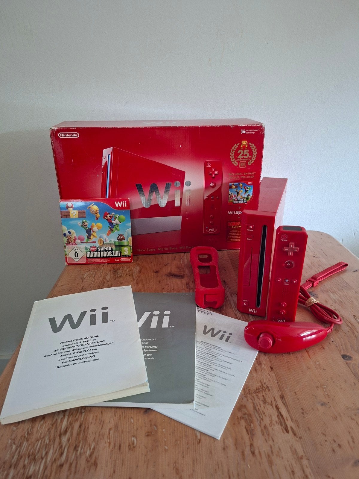 wii spelcomputer + new super mario bros game ~ 25th annive.., Spelcomputers en Games, Ophalen of Verzenden, Zo goed als nieuw