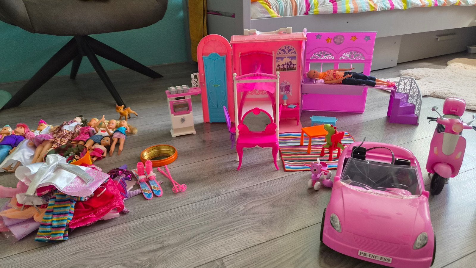 Grote Barbie set met poppen, auto, scooter en accessoires, Ophalen, Gebruikt, Barbie