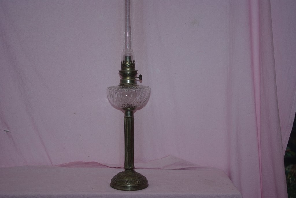 Antieke olielamp met glazen reservoir en koperen voet, Ophalen of Verzenden