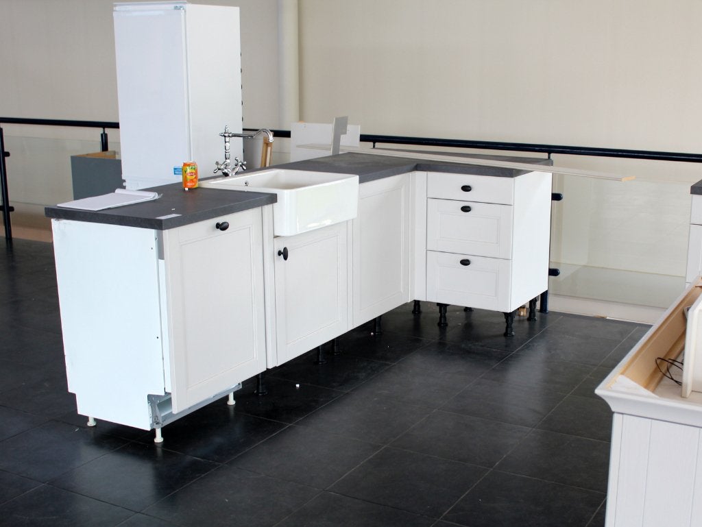 HU14 Landelijke witte keuken met keramische spoelbak
