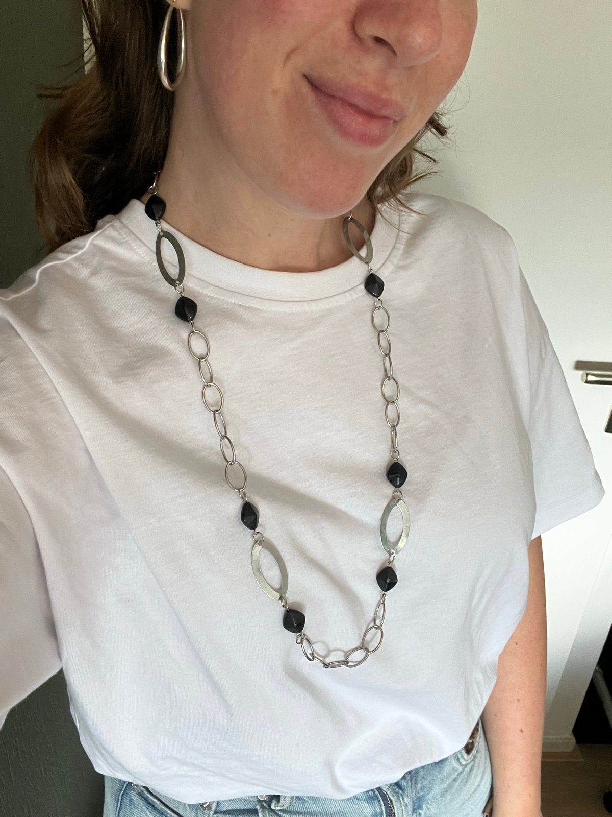 Zilverkleurige ketting met zwarte kralen - LBVYR, Ophalen of Verzenden, Zo goed als nieuw, Zilver, Overige materialen