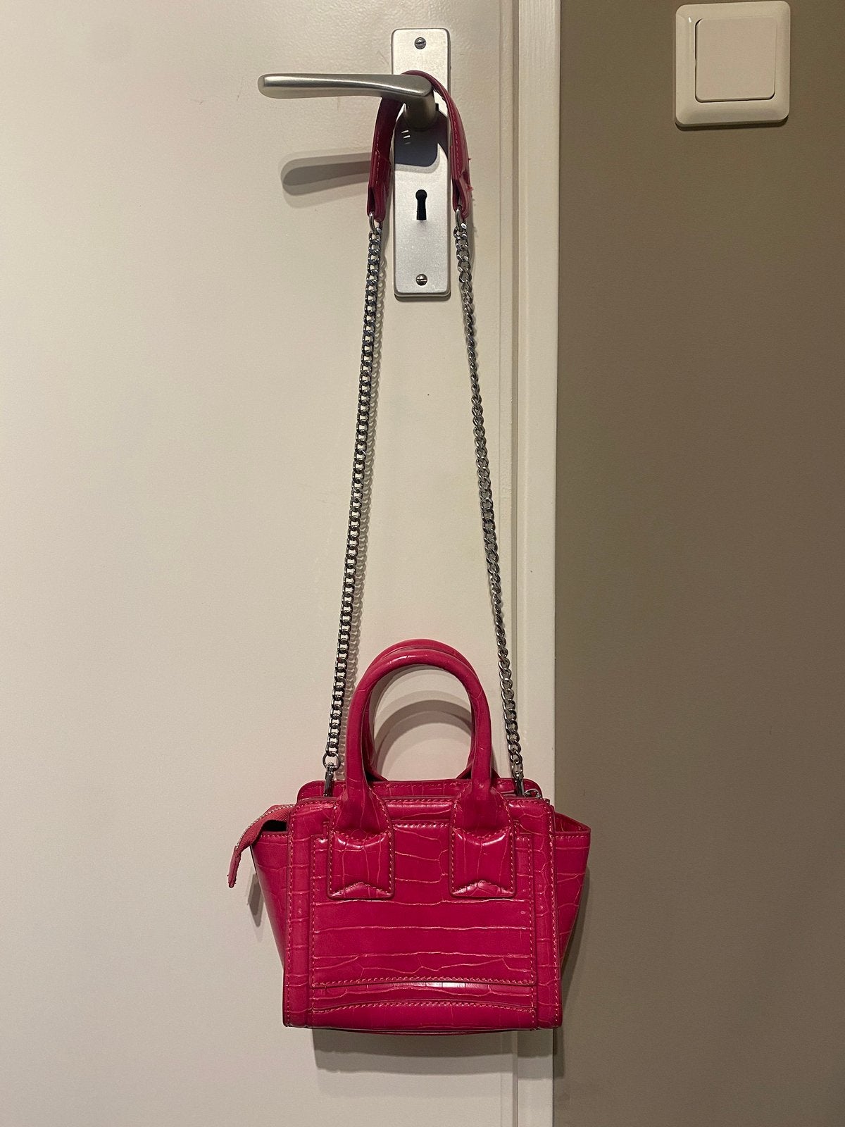 ZARA fuchsia roze krokodillen zilveren ketting schouder tas, Sieraden, Tassen en Uiterlijk, Tassen | Damestassen, Ophalen of Verzenden