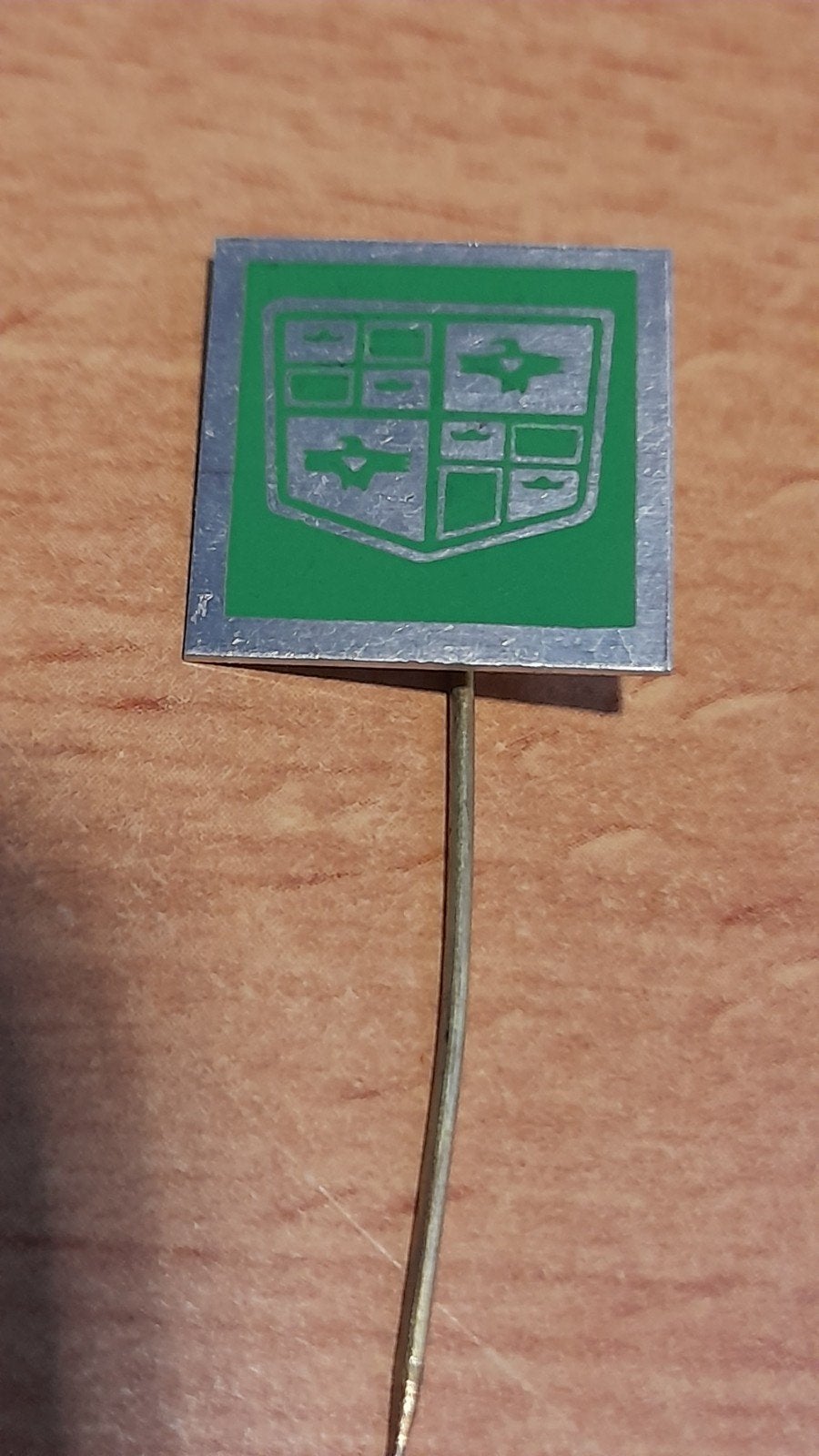 Vintage Groen Emaille Speldje met Wapen Cadillac, Verzenden, Gebruikt, Overige onderwerpen, Speldje of Pin