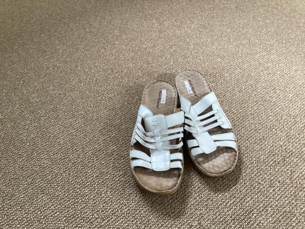 Damesschoenen, Kleding | Dames, Schoenen, Slippers, Wit, Ophalen of Verzenden, Zo goed als nieuw