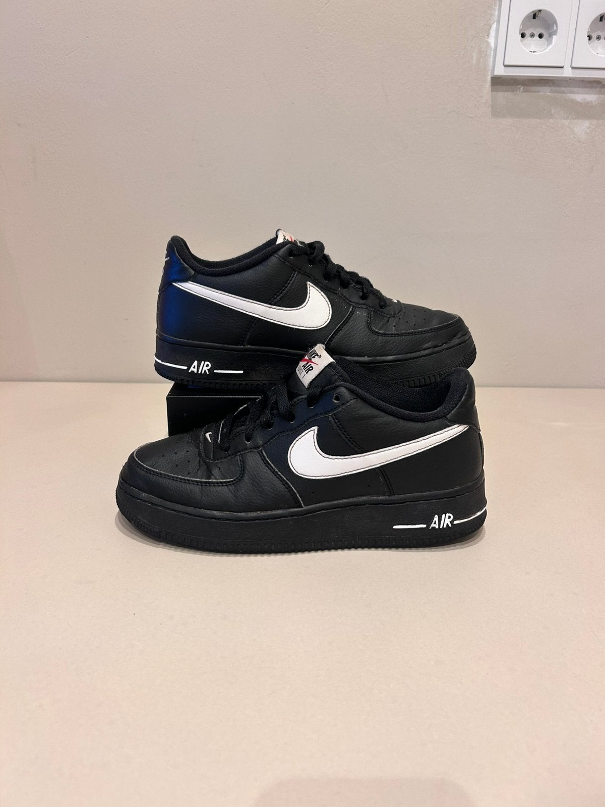 Nike Air Force 1 Low Zwart/Wit – Maat 38,5, Kleding | Heren, Zwart, Ophalen of Verzenden, Sneakers of Gympen, Zo goed als nieuw