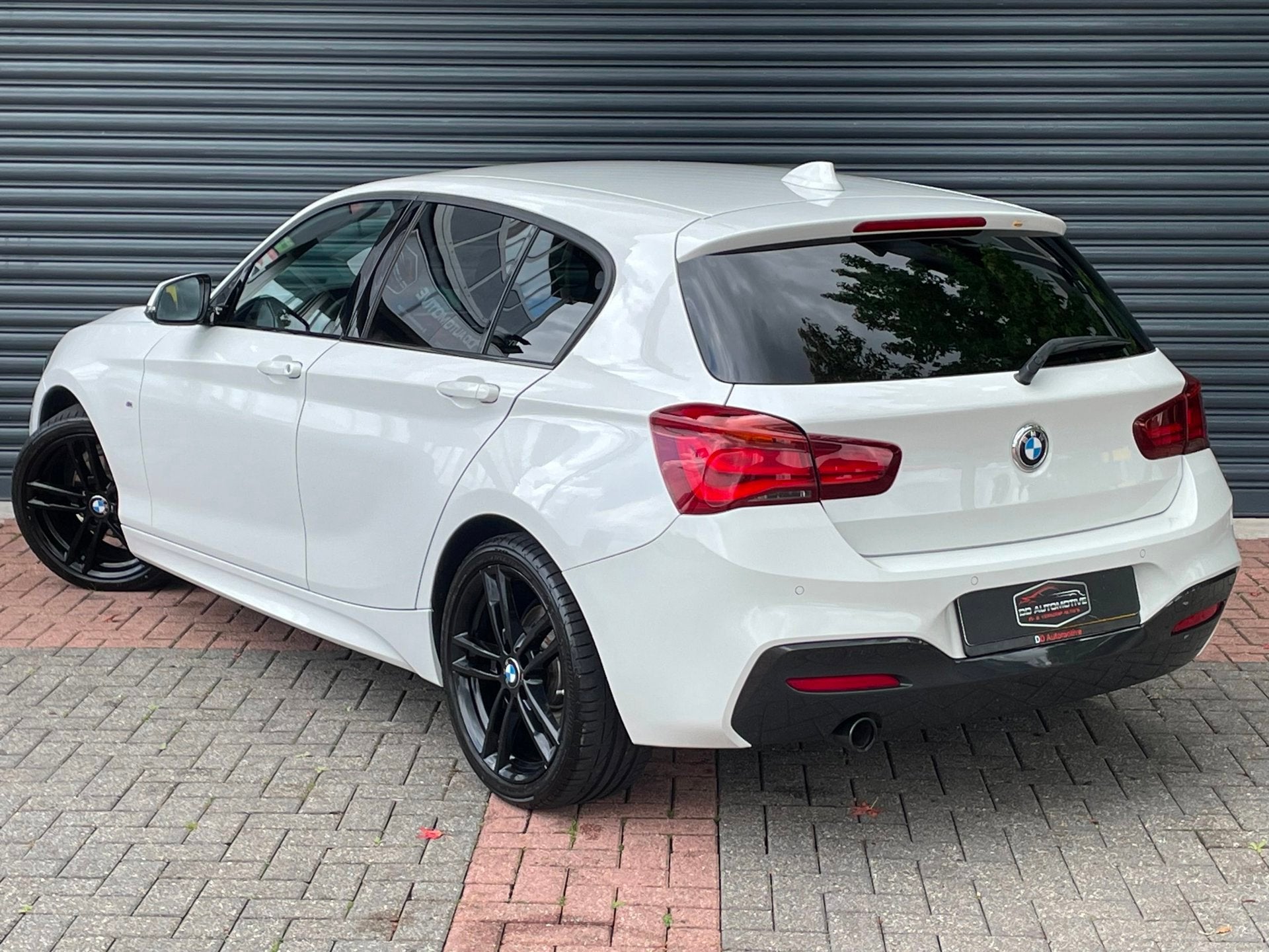 BMW 1-serie 118i Edition M Sport Shadow High Executive LCI L, Gebruikt, Wit, Leder, Bedrijf