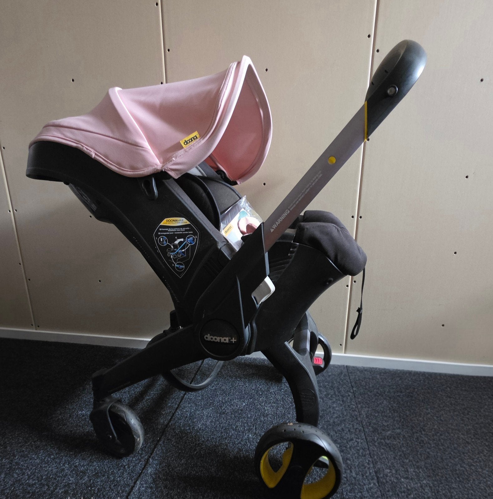 Roze Doona+ autostoel en kinderwagen met Isofix base, Ophalen, Zo goed als nieuw, Overige merken