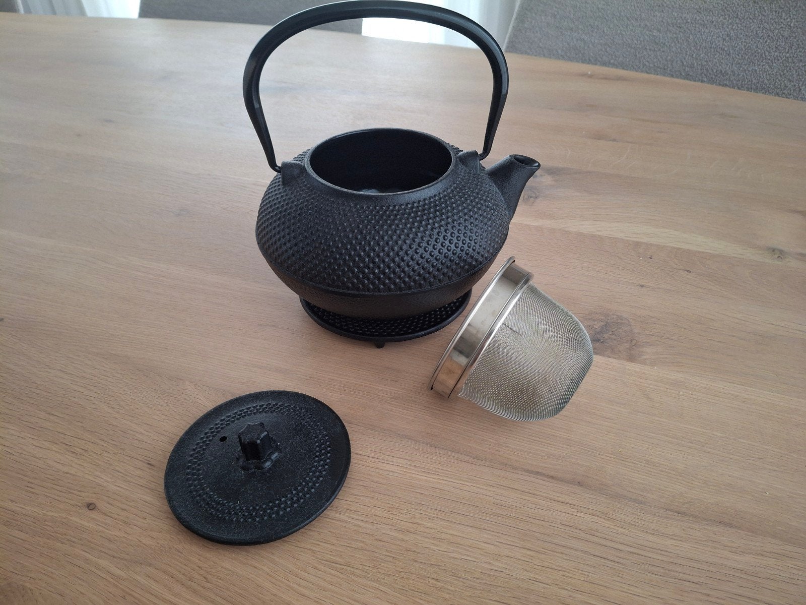 Zwarte gietijzeren theepot met theefilter en onderzetter, Zo goed als nieuw, Zwart, Metaal, Overige merken