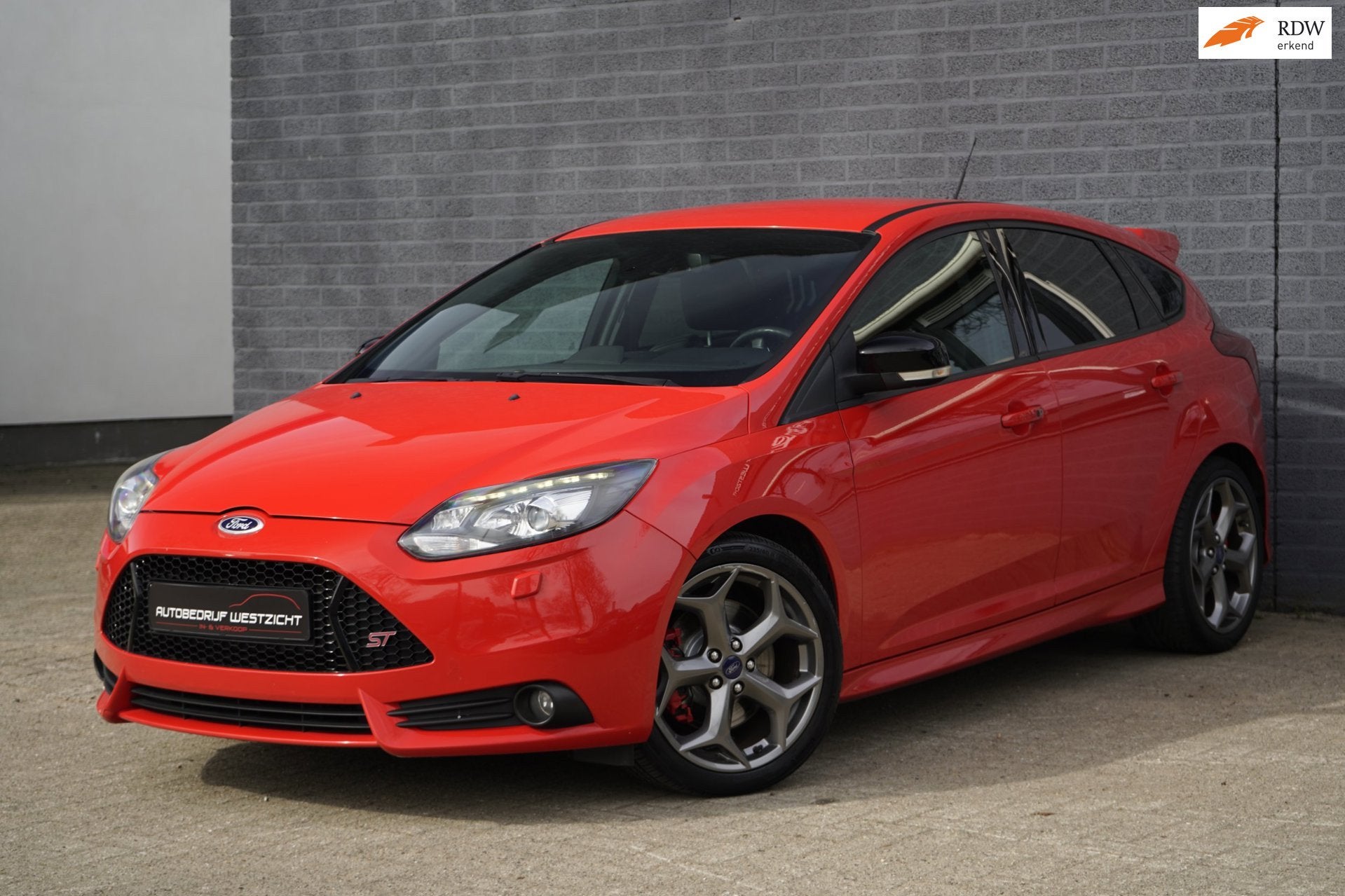 Ford Focus 2.0 ST-3 250pk Rood, Leder, Recaro, Camera, 15 km/l, Gebruikt, Zwart, 4 cilinders