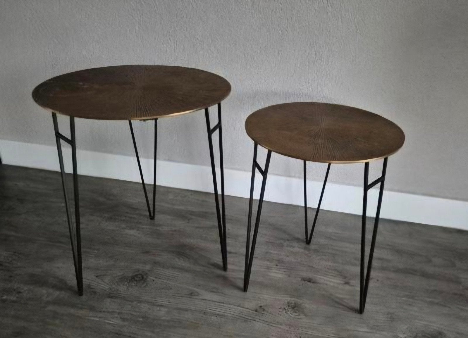 2 goudkleurige metalen bijzettafels met straalpatroo, Minder dan 55 cm, Metaal of Aluminium, Rond, Zo goed als nieuw