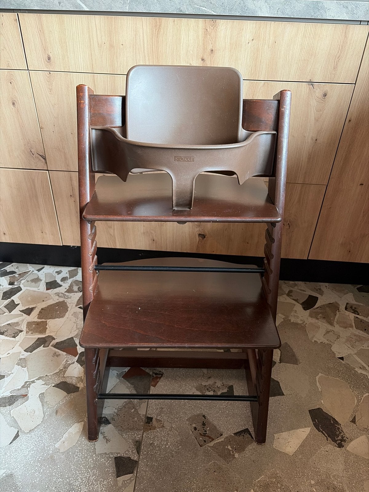 Stokke Tripp Trapp kinderstoel donkerbruin met babyset, Ophalen, Gebruikt, Meegroeistoel, Aanschuifbaar