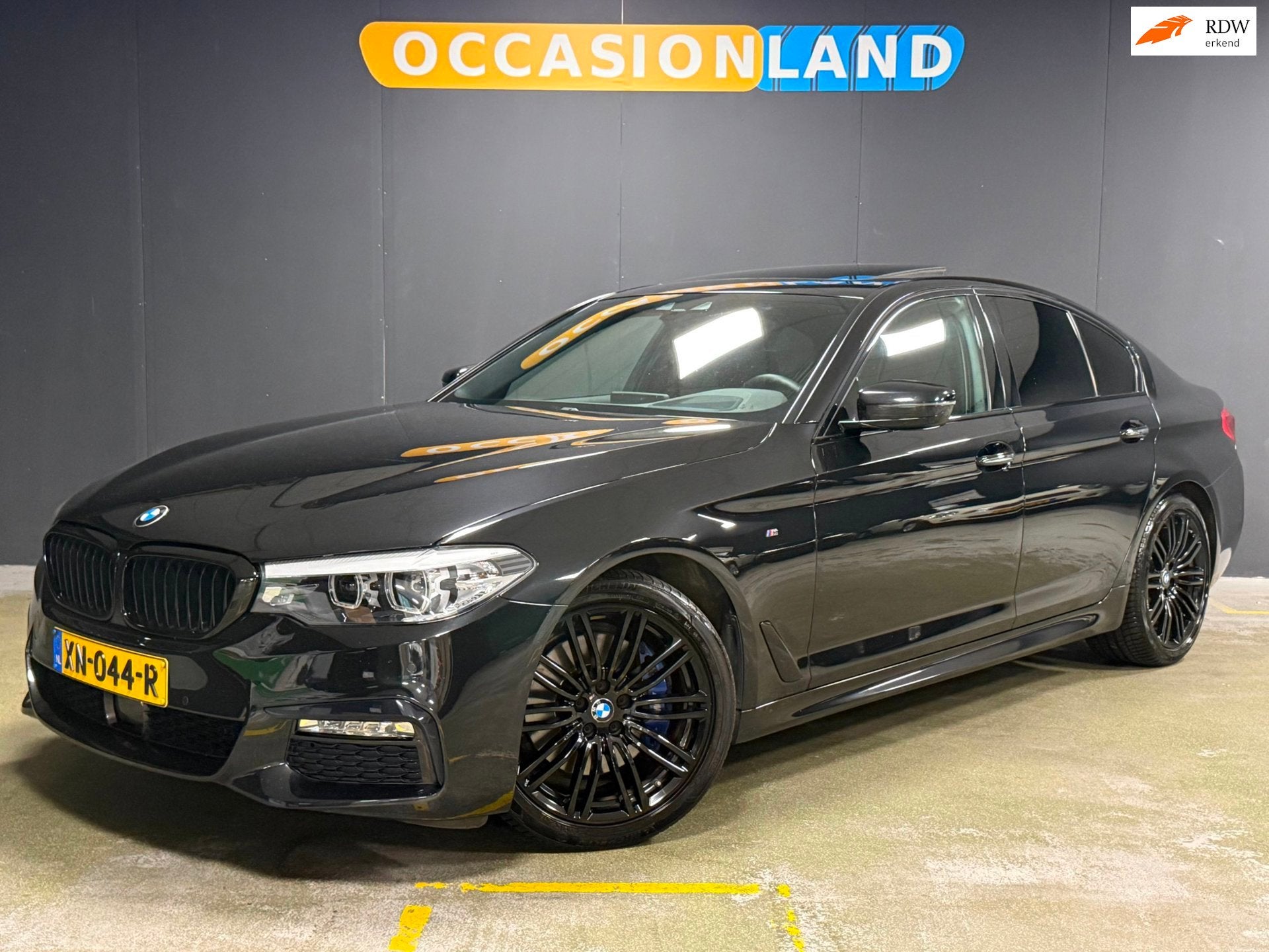 BMW 5-serie 530i xDrive High Executive M-Pakket|KANTELDAK|ME, Auto's, BMW, Automaat, Gebruikt, Alcantara, Zwart