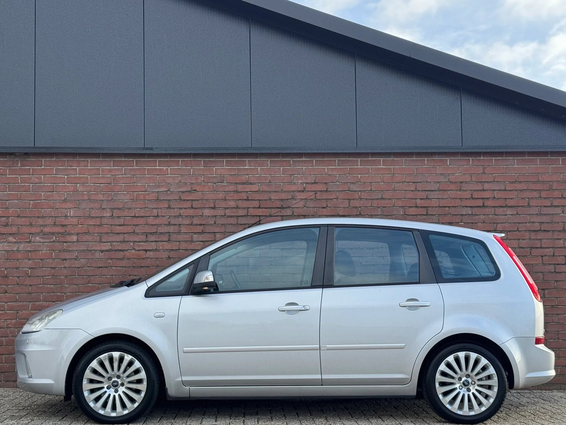 Ford C-MAX 2.0-16V LIMITED | NL-AUTO! | NAVI! | CRUISE!, Stof, Gebruikt, Zwart, 4 cilinders