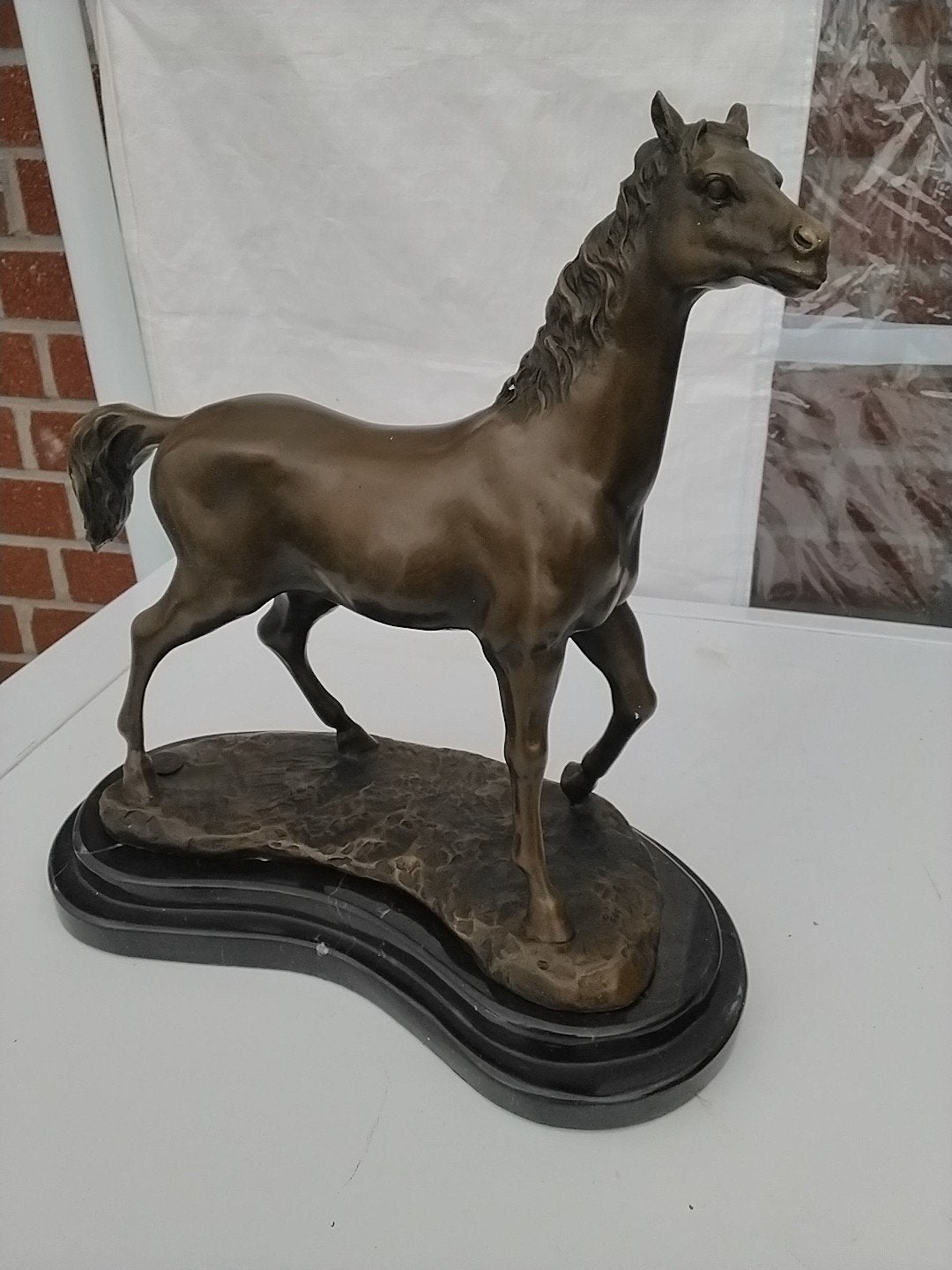 Bronzen paardenbeeld op marmeren sokkel, gesigneerd Milo, Antiek en Kunst, Kunst | Beelden en Houtsnijwerken, Ophalen of Verzenden