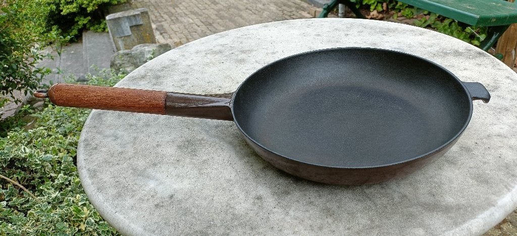 LE CREUSET La Mama bruin gietijzer koekenpan Ø 26 cm (G350), Gietijzer, Ophalen of Verzenden, Zo goed als nieuw, Keramische plaat
