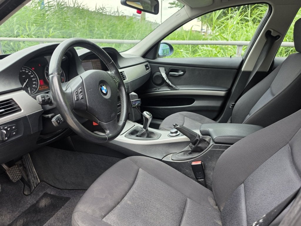 BMW 3 Serie Touring 320i Business Line Navi/Airco/Cruise ✅, Auto's, 4 cilinders, Zwart, Origineel Nederlands, Handgeschakeld