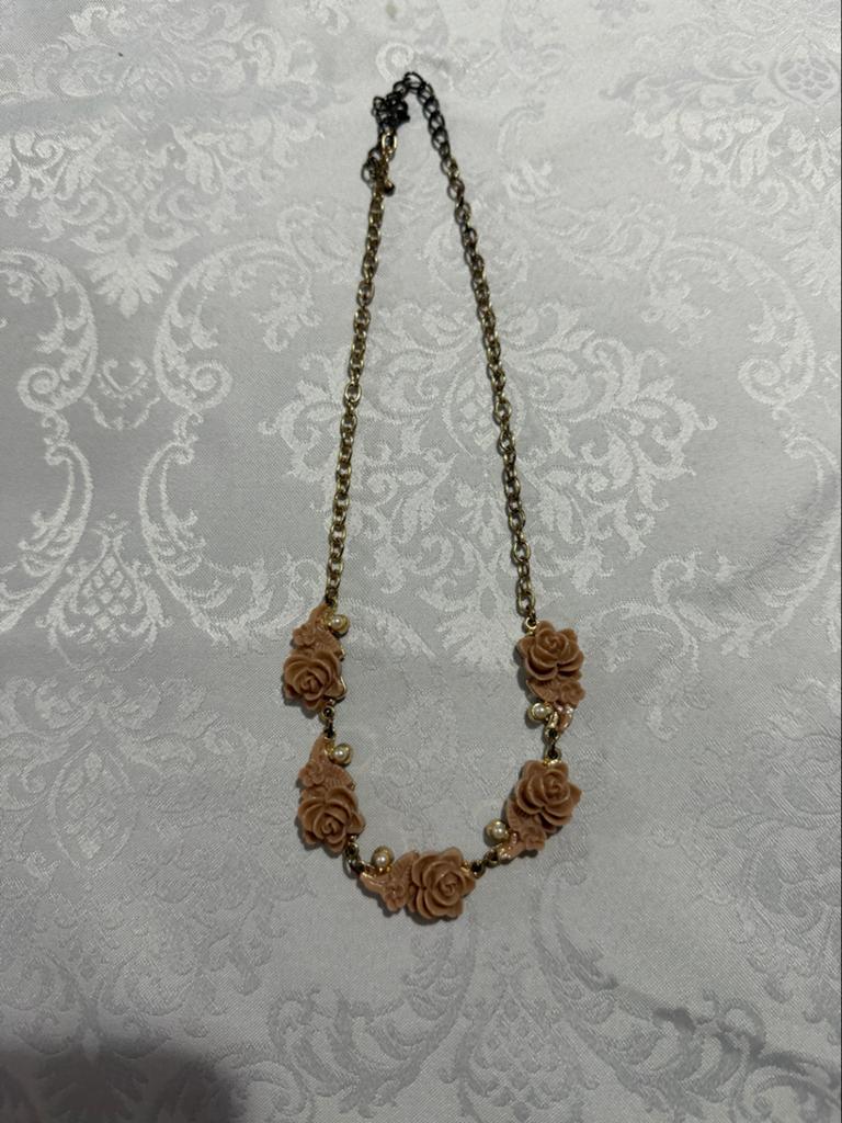 Ketting met roosjes en parels, Ophalen of Verzenden, Gebruikt, Beige, Overige materialen