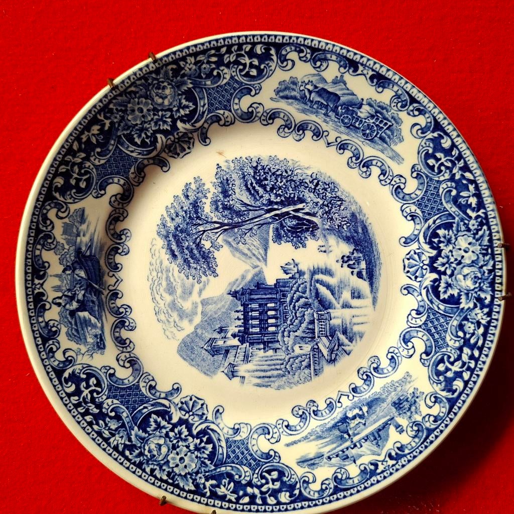 2 Vintage Maastricht Borden met Bordhangers - 20 cm, Antiek en Kunst, Antiek | Wandborden en Tegels, Ophalen of Verzenden