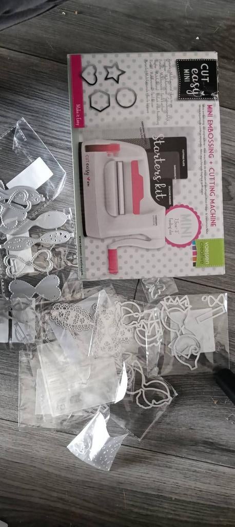 Mini embossing- en snijmachine met mallen voor haarstrikjes, Hobby en Vrije tijd, Ophalen of Verzenden, Gebruikt, Gereedschap of Toebehoren