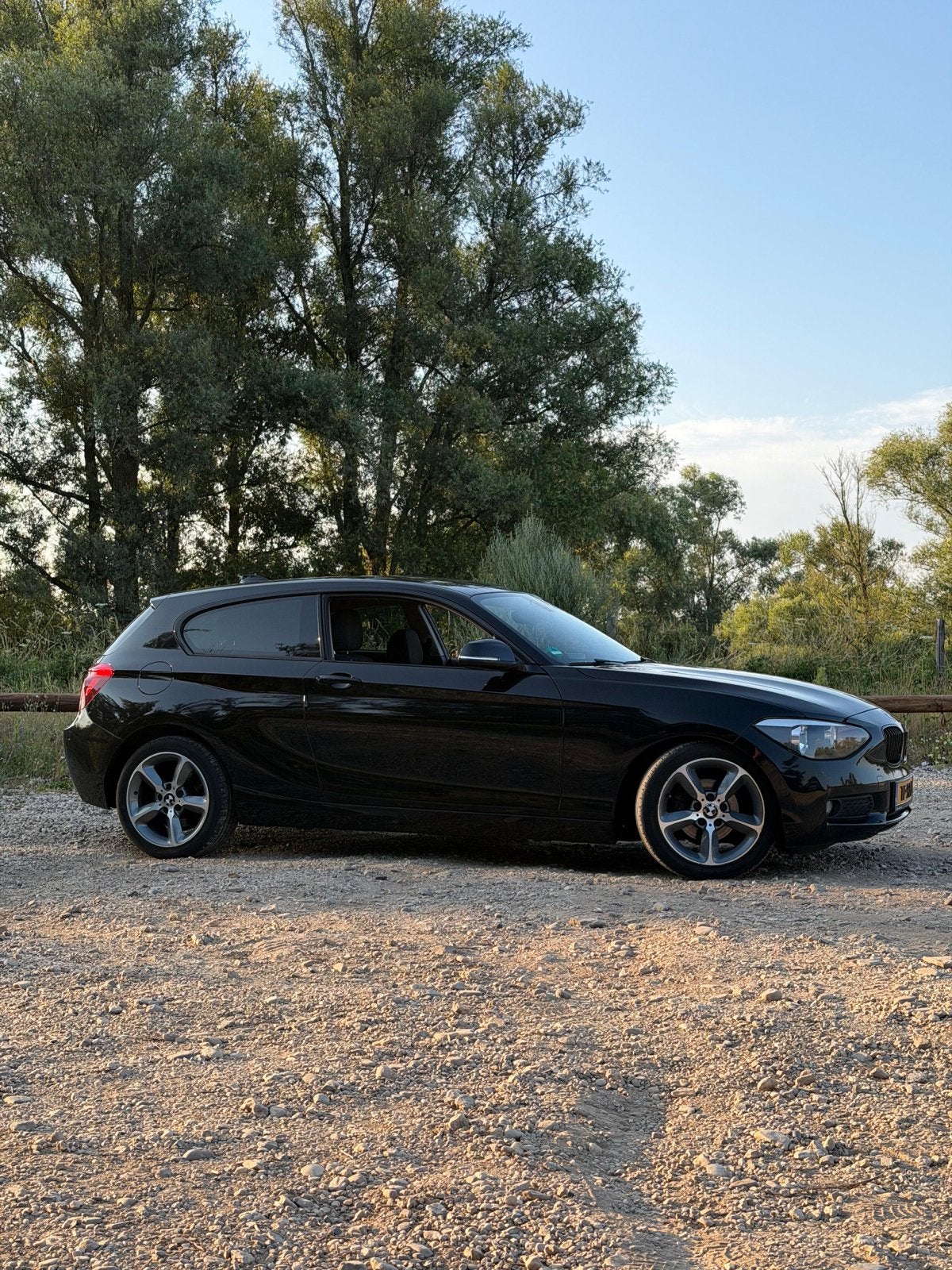 BMW 1-Serie 114I 75KW 3-DR 2013 Zwart, Auto's, BMW, Stof, Zwart, 4 cilinders, 4 stoelen