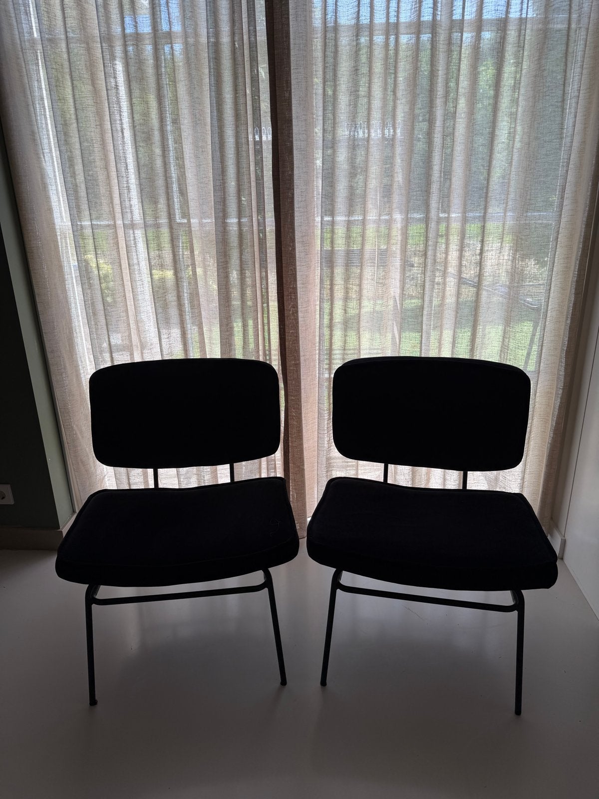 Twee zwarte stoelen, zo goed als nieuw, Ophalen, Twee, Zwart, Zo goed als nieuw