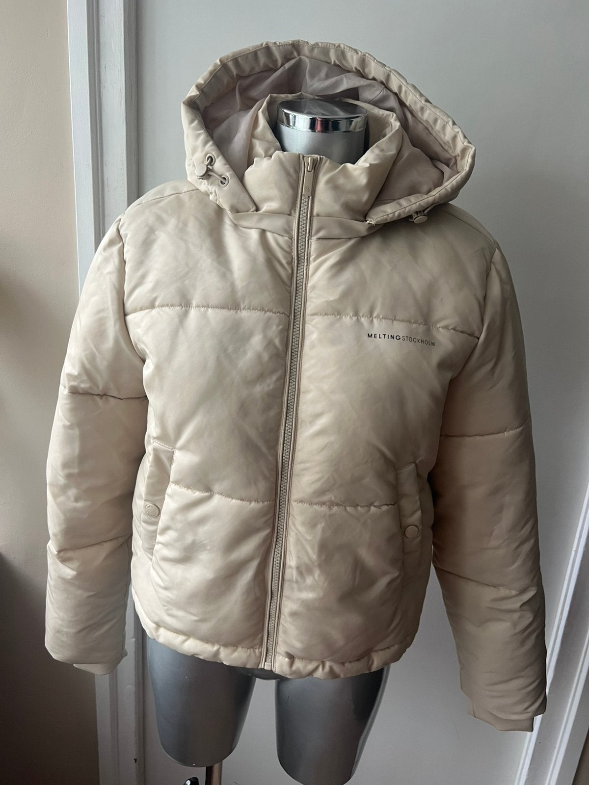 Melting stockholm short hood puffer coat creme maat M zgan, Kleding | Dames, Jassen | Winter, Ophalen of Verzenden, Zo goed als nieuw