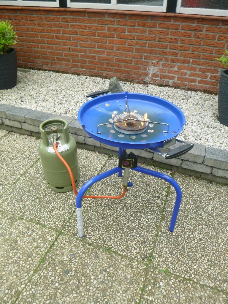 Gasgrill merk "CADAC " met hoes, Ophalen, Zo goed als nieuw