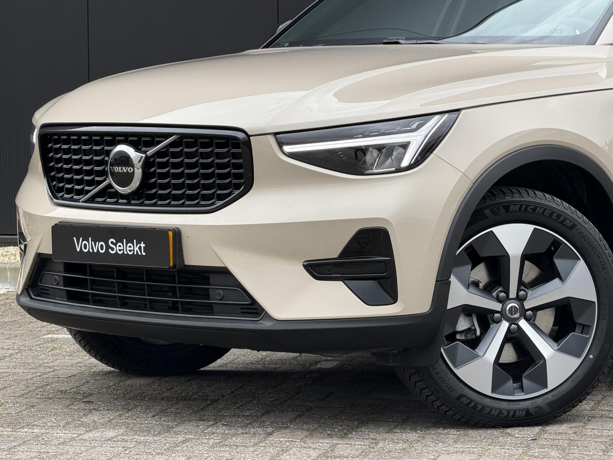 Volvo XC40 2.0 B4 Plus Dark Elektr. stoelverstelling / Harma, Gebruikt, 4 cilinders, Automatische klimaatregeling, Origineel Nederlands