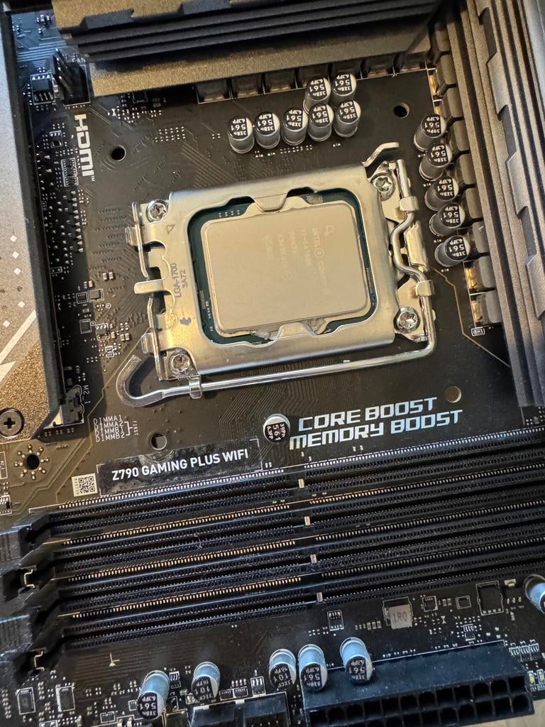 Intel Z790 Gaming Plus WiFi met Intel i7-14700K, Computers en Software, Processors, Nieuw, 4 Ghz of meer, Ophalen of Verzenden