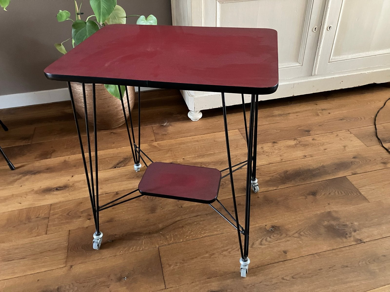 Vintage bijzettafel met wieltjes en extra plankje, Ophalen, 50 – 75, Minder dan 50 cm, Gebruikt