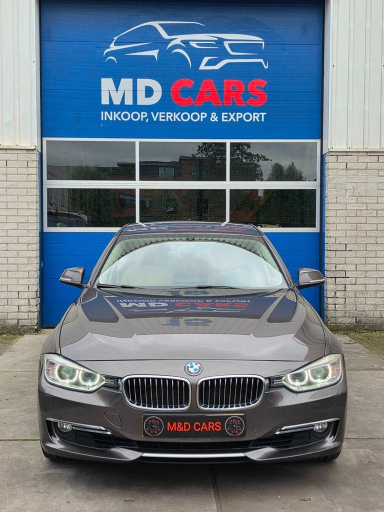 BMW 3-serie 320i Upgrade Edition AIRCO/CR CONTROL/NAVI/LEER, Auto's, BMW, Euro 5, Gebruikt, Beige, 4 cilinders