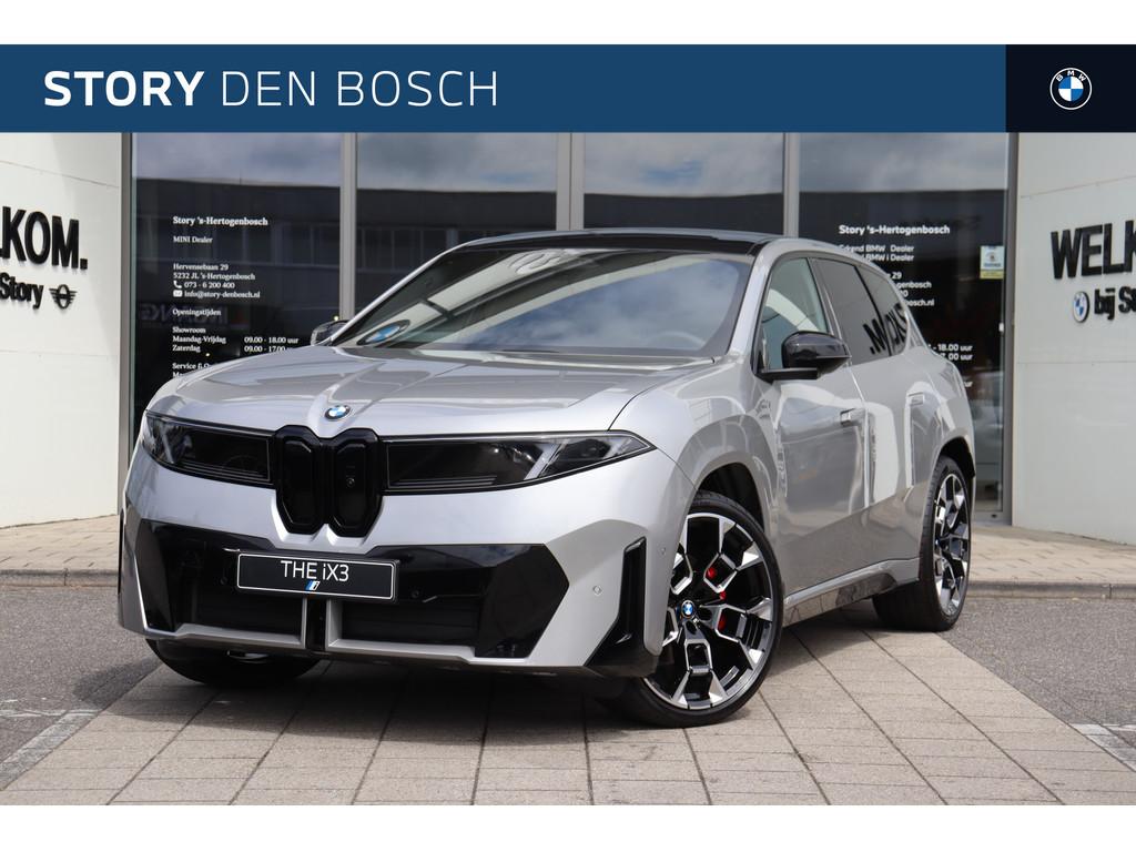 BMW iX3 50 xDrive M Sport / Panoramadak / Trekhaak / Multifu, Auto's, BMW, Automaat, Automatische klimaatregeling, Zwart, 2260 kg