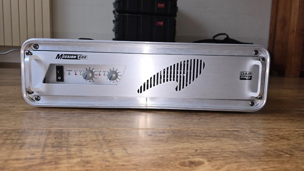 DAP Pro Mission 600 Eindversterker + Thomann Flightcase, Muziek en Instrumenten, Ophalen of Verzenden, Zo goed als nieuw, 500 tot 1000 watt