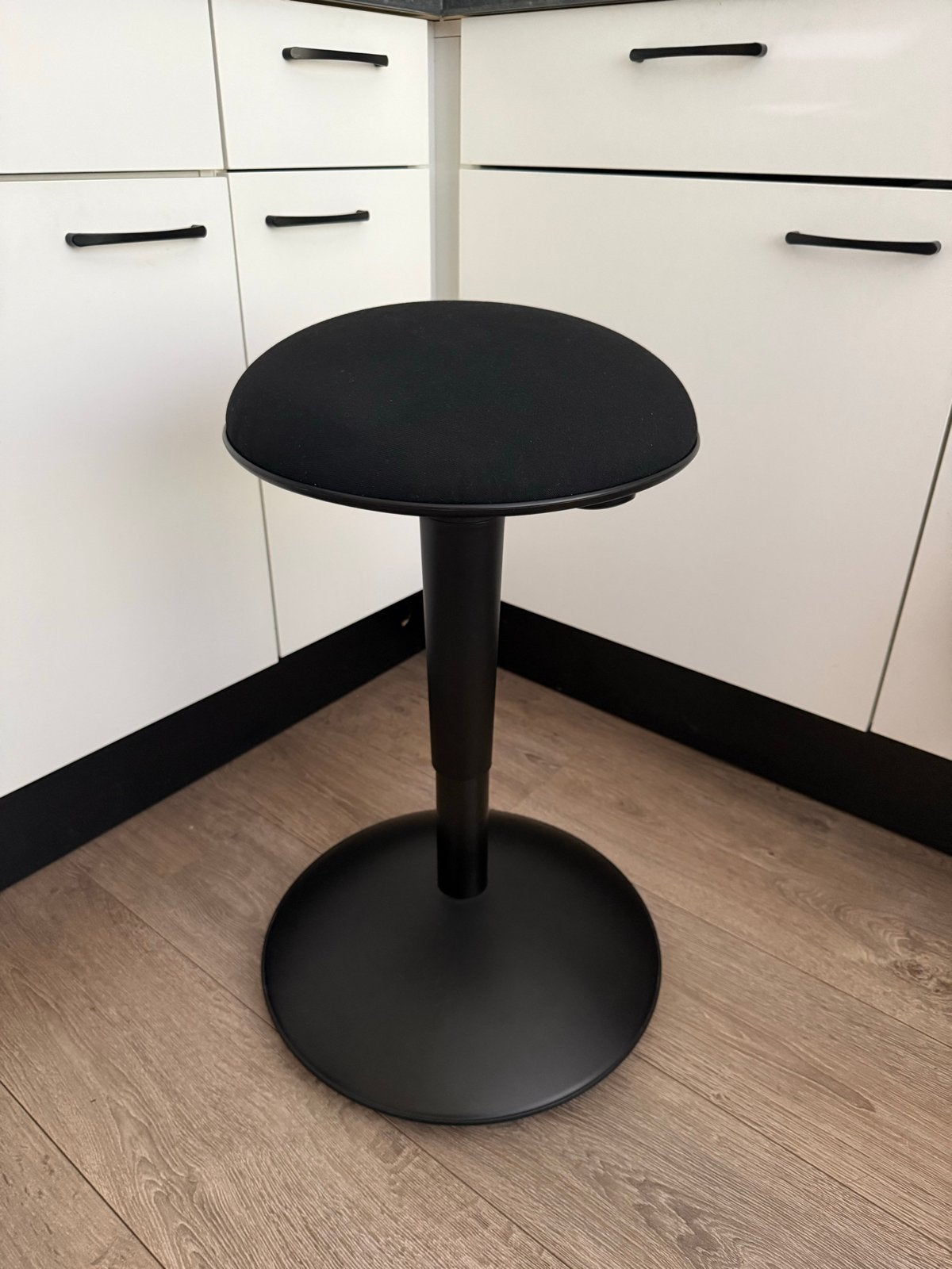 IKEA NILSERIK Zit-/Stastafelkruk Zwart/Vissle donkergrijs, Huis en Inrichting, Krukjes, Ophalen, In hoogte verstelbaar, Zo goed als nieuw