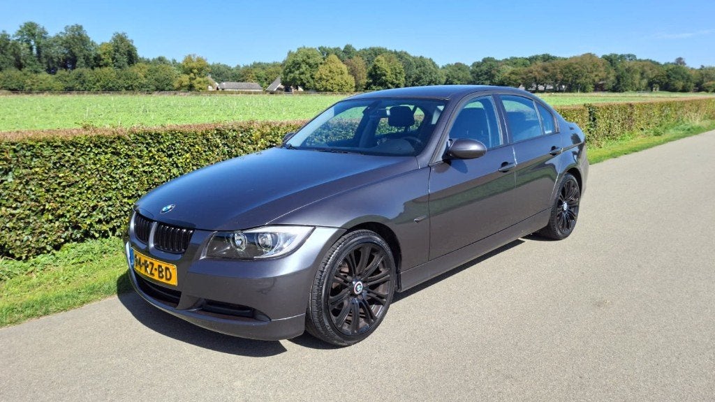 BMW 3-Serie 2.0 I 318 2005 Grijs, Zwart, 4 cilinders, 129 pk, Handgeschakeld