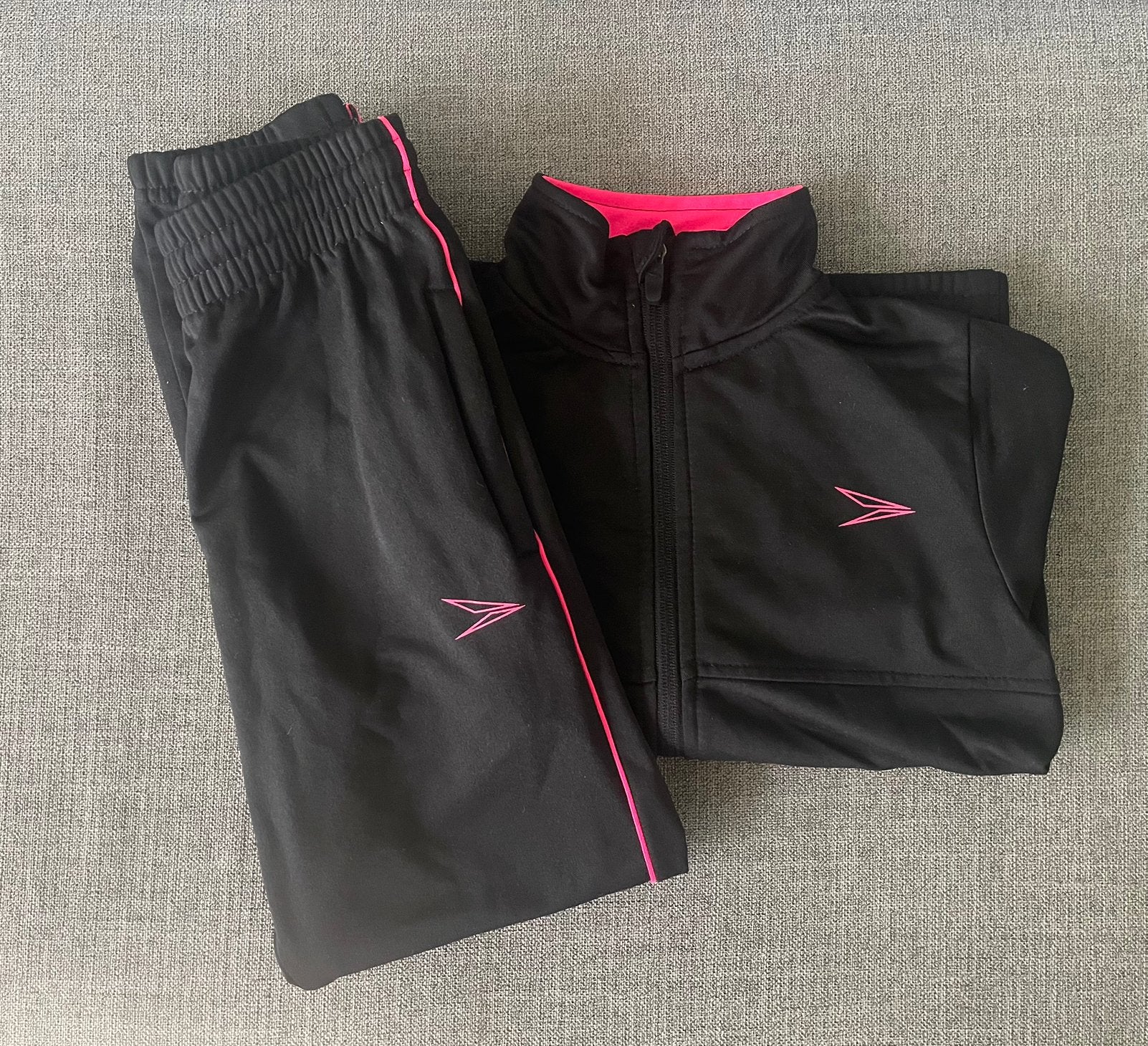 Trainingspak maat 128, Ophalen of Verzenden, Zo goed als nieuw, Jongen of Meisje, Sport- of Zwemkleding