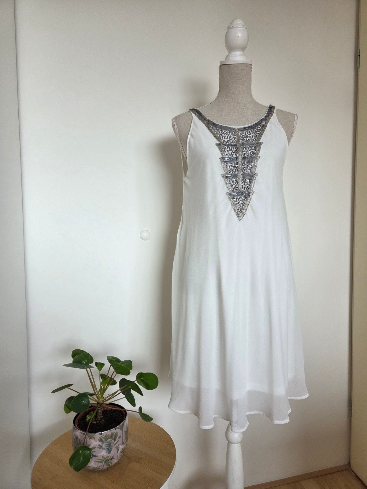 Chique witte jurk met kraaltjes, Kleding | Dames, Wit, Ophalen of Verzenden, Zo goed als nieuw, TFNC London