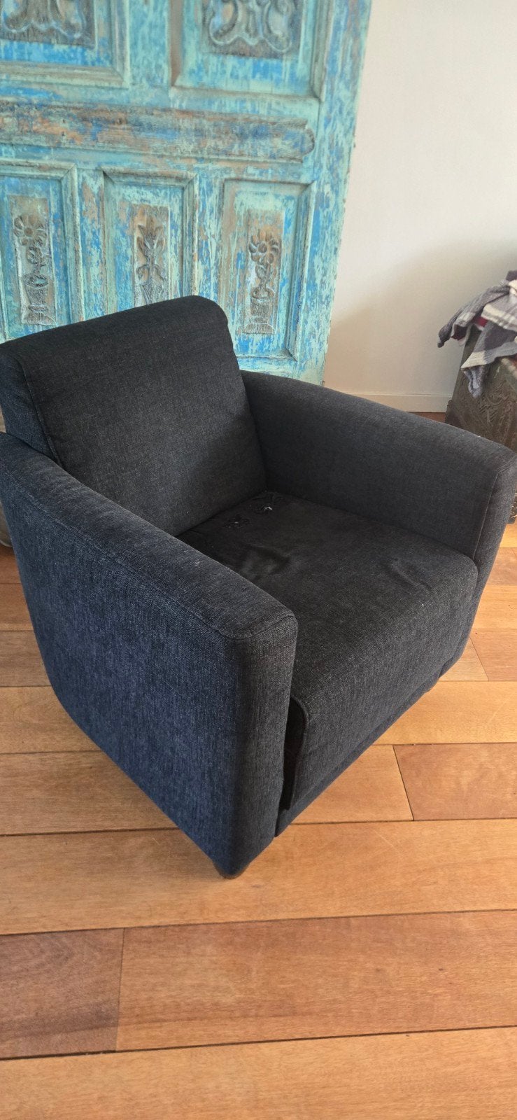 Donkergrijze/zwarte fauteuil met gebruikssporen, Ophalen, Gebruikt, 75 tot 100 cm, 75 tot 100 cm