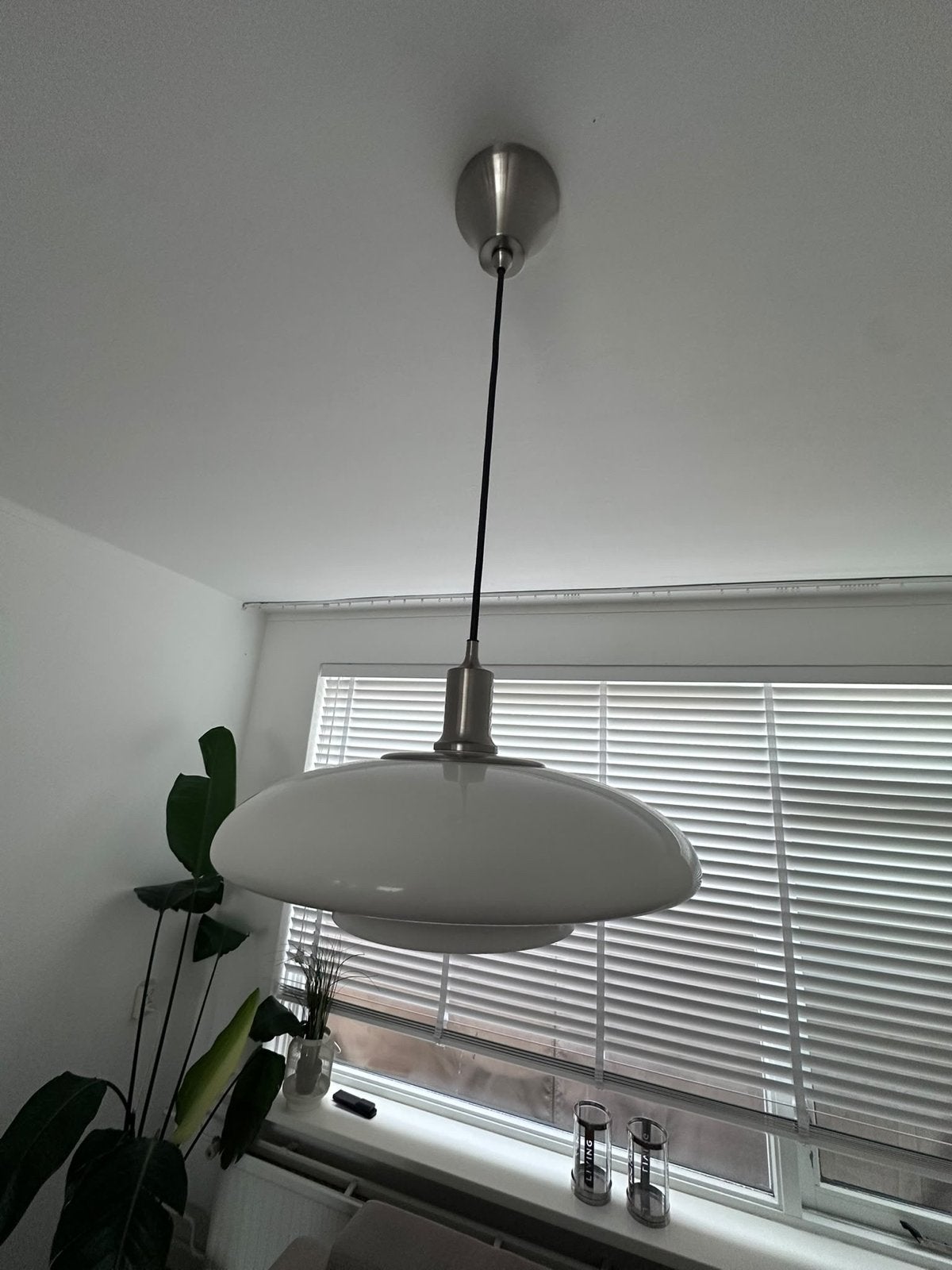 Moderne Witte Hanglamp - Perfect voor Eetkamer of Woonkamer, Ophalen, Zo goed als nieuw, Metaal, E27 (groot)