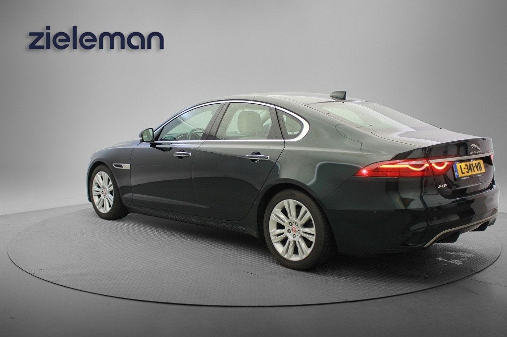 Jaguar XF Sedan 2.0 D200 R-Dynamic S Automaat -  Digitaal Co, Auto's, Gebruikt, 4 cilinders, USB, Bedrijf