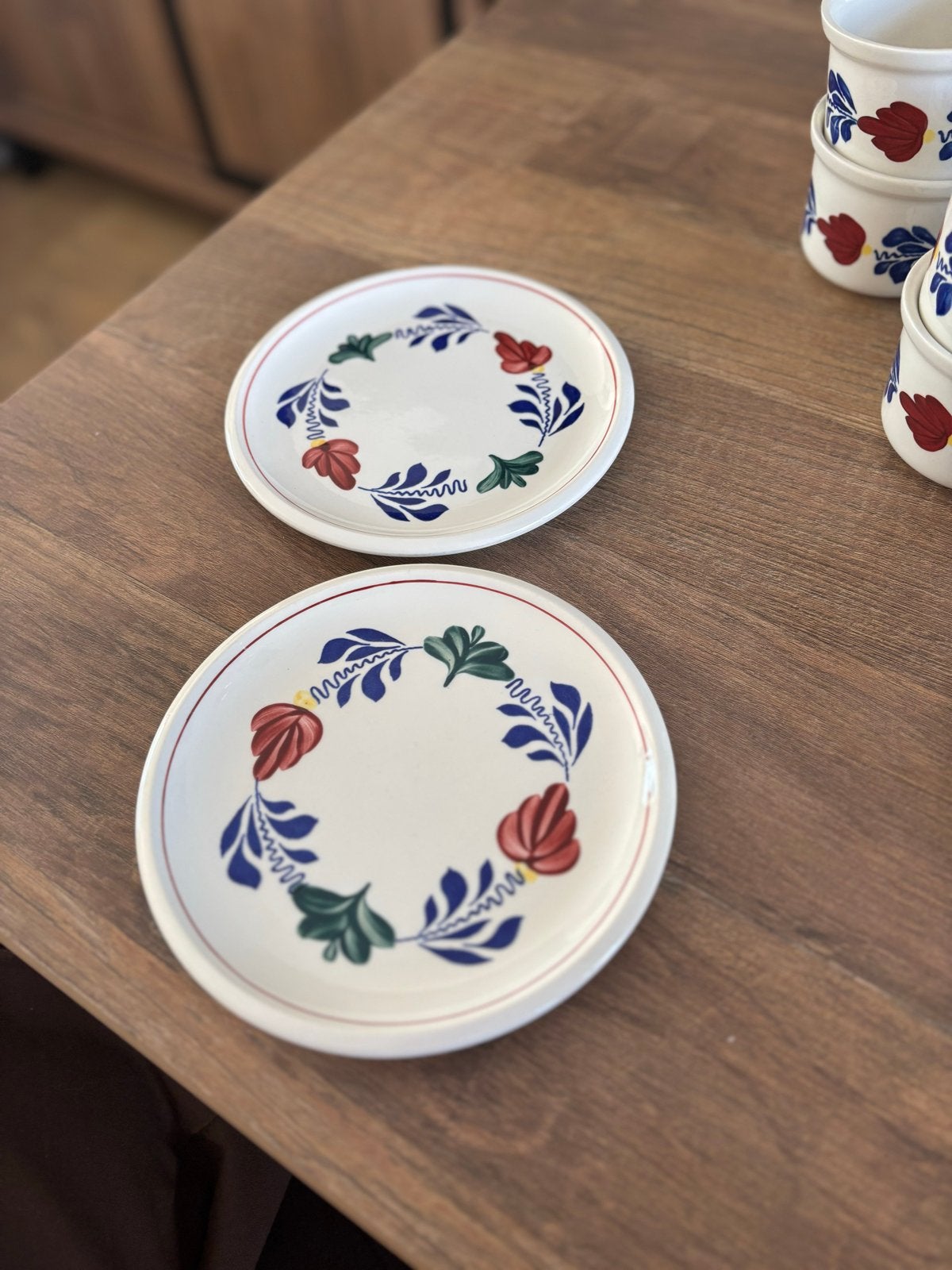 Set van 2 Boch Frères onderzetters met bloemmotief, Ophalen of Verzenden