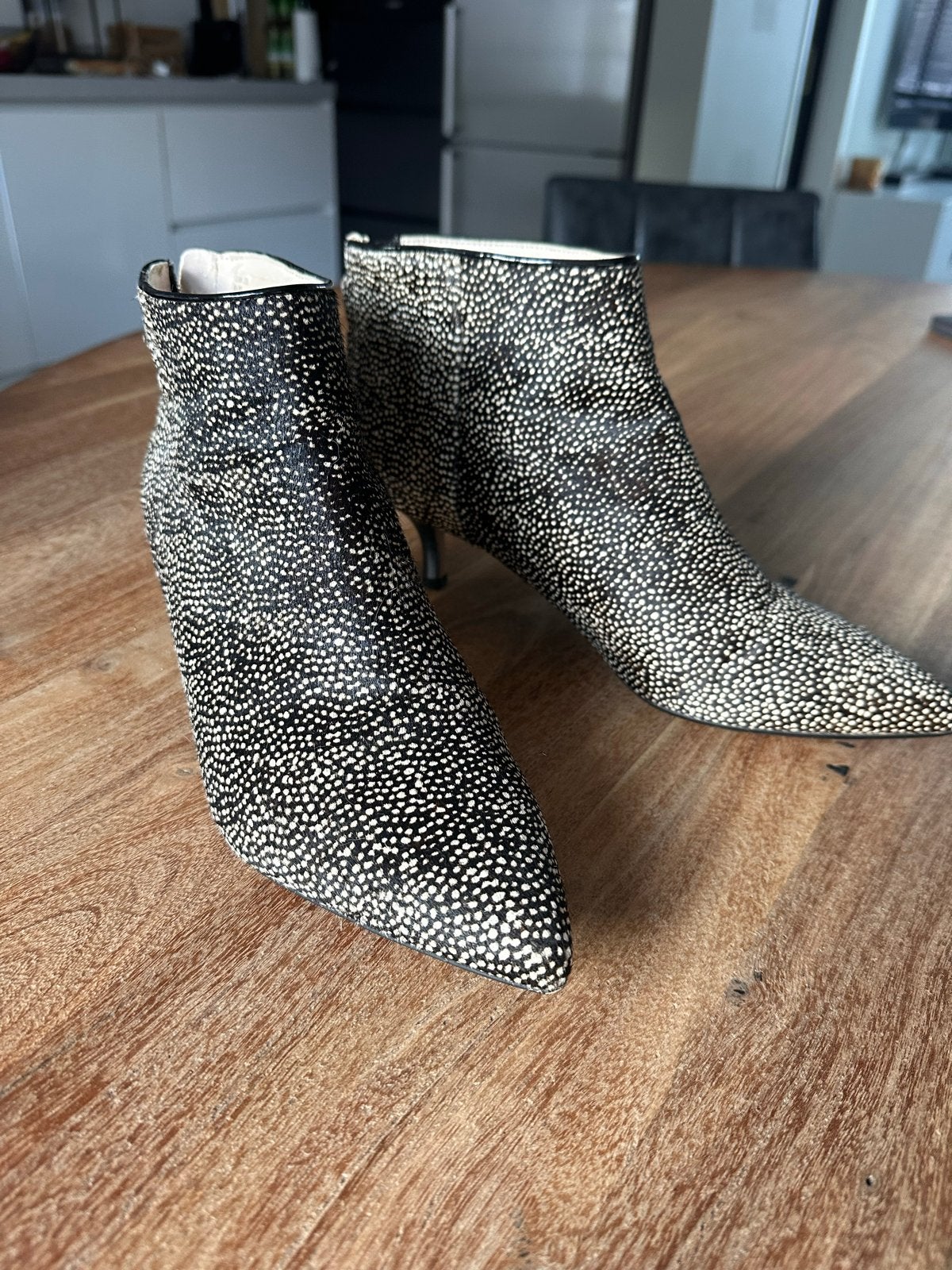 Clarks Narrative Enkellaarsjes - Zwart/Wit Stippen - Maat 41, Ophalen of Verzenden, Zo goed als nieuw, Zwart, Lage of Enkellaarzen