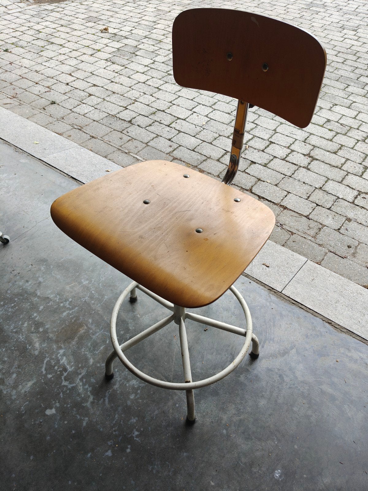 Vintage Labostoel / Werkplaatsstoel in Hout - Verstelbaar, Huis en Inrichting, Ophalen, Gebruikt, Bruin, Bureaustoel
